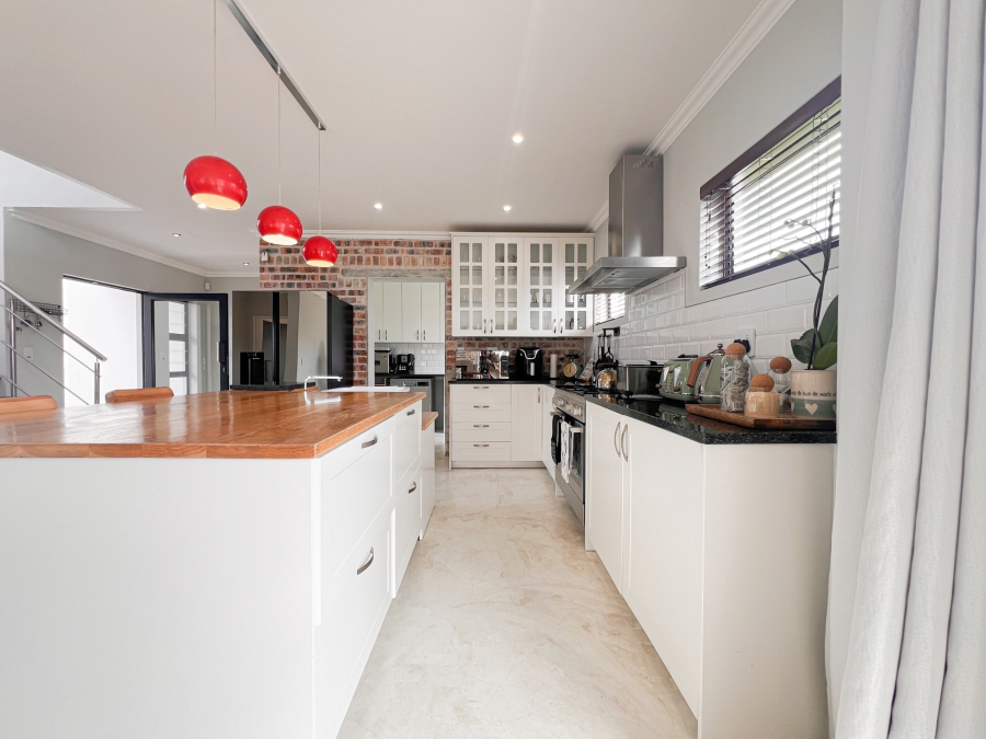 5 Bedroom Property for Sale in Myburgh Park Western Cape